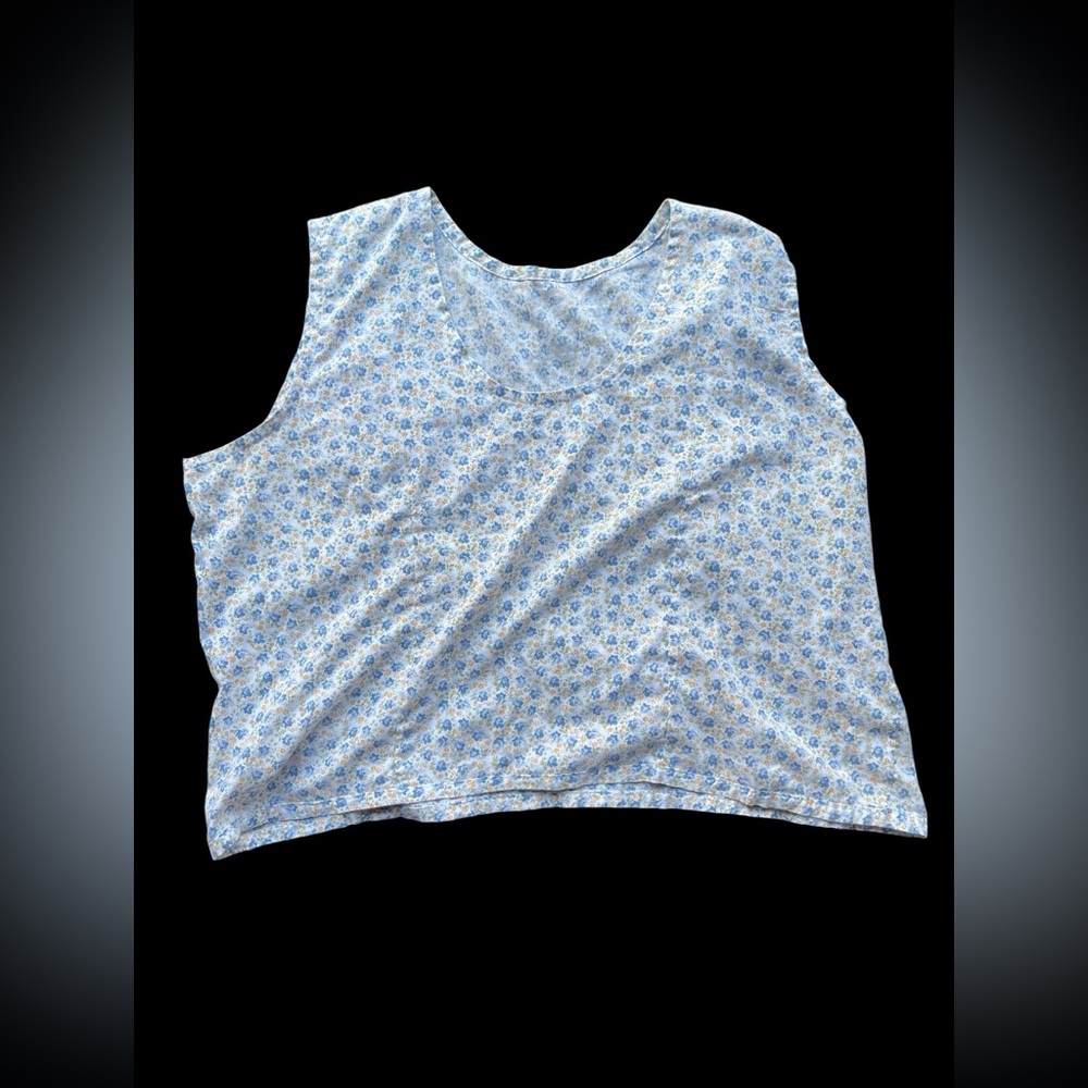 ✨Cute blue and white floral crop top✨